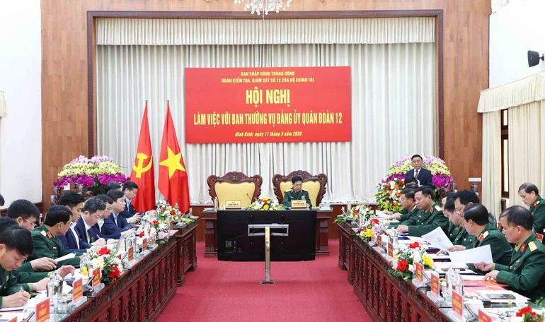 Thường trực Ban Bí thư Trần Cẩm Tú chủ trì làm việc với Ban Thường vụ Đảng ủy Quân đoàn 12