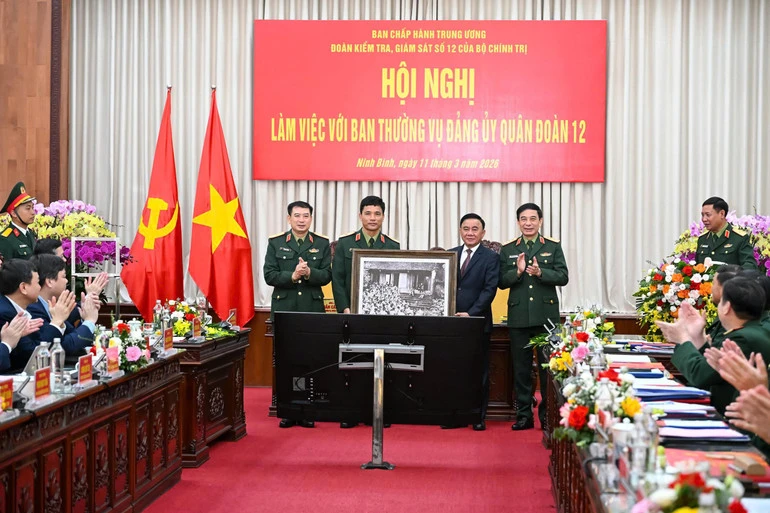 Thường trực Ban Bí thư Trần Cẩm Tú chủ trì làm việc với Ban Thường vụ Đảng ủy Quân đoàn 12