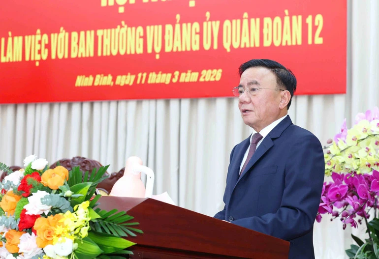 Thường trực Ban Bí thư Trần Cẩm Tú chủ trì làm việc với Ban Thường vụ Đảng ủy Quân đoàn 12