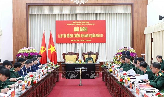Thường trực Ban Bí thư Trần Cẩm Tú chủ trì làm việc với Ban Thường vụ Quân đoàn 12 Thường trực Ban Bí thư Trần Cẩm Tú chủ trì làm việc với Ban Thường vụ Quân đoàn 12