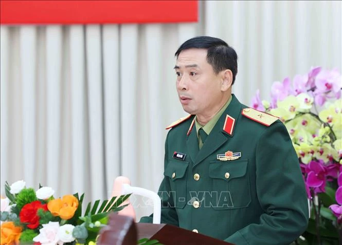 Thường trực Ban Bí thư Trần Cẩm Tú chủ trì làm việc với Ban Thường vụ Quân đoàn 12 Thường trực Ban Bí thư Trần Cẩm Tú chủ trì làm việc với Ban Thường vụ Quân đoàn 12