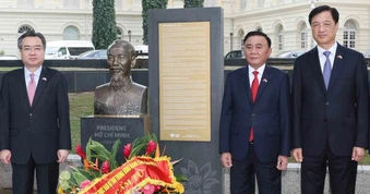 Thường trực Ban Bí thư Trần Cẩm Tú dâng hoa tưởng niệm Chủ tịch Hồ Chí Minh tại Singapore