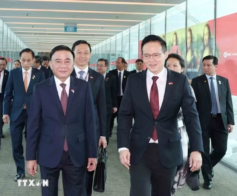 Thường trực Ban Bí thư Trần Cẩm Tú dâng hoa tưởng niệm Chủ tịch Hồ Chí Minh tại Singapore Thường trực Ban Bí thư Trần Cẩm Tú dâng hoa tưởng niệm Chủ tịch Hồ Chí Minh tại Singapore