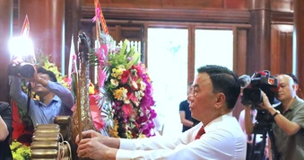 Thường trực Ban Bí thư Trần Cẩm Tú dâng hương tại Khu di tích quốc gia đặc biệt Kim Liên