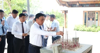 Thường trực Ban Bí thư Trần Cẩm Tú dâng hương tưởng niệm các Anh hùng liệt sĩ tại Điện Biên