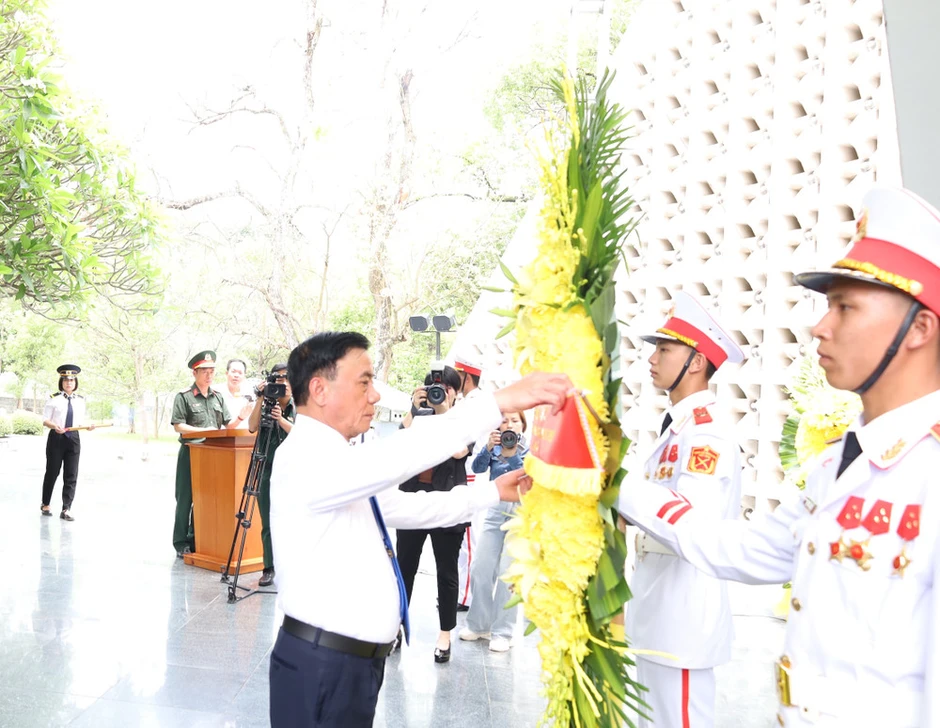 Thường trực Ban Bí thư Trần Cẩm Tú dâng hương tưởng niệm các Anh hùng liệt sĩ tại Điện Biên Thường trực Ban Bí thư Trần Cẩm Tú dâng hương tưởng niệm các Anh hùng liệt sĩ tại Điện Biên