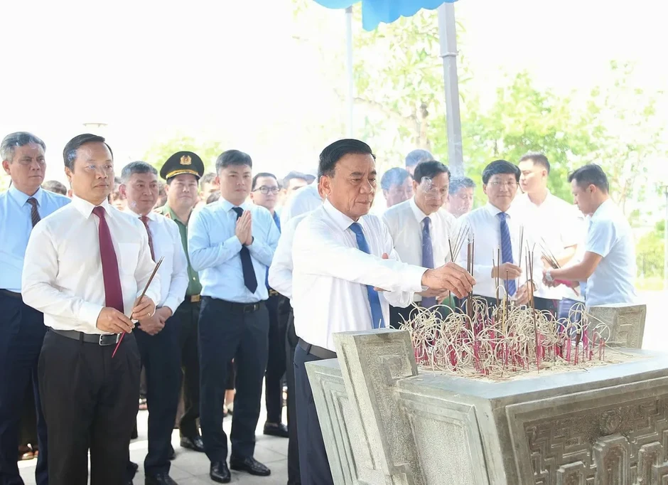 Thường trực Ban Bí thư Trần Cẩm Tú dâng hương, tưởng niệm các anh hùng, liệt sĩ tại tỉnh Điện Biên Thường trực Ban Bí thư Trần Cẩm Tú dâng hương, tưởng niệm các anh hùng, liệt sĩ tại tỉnh Điện Biên