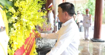 Thường trực Ban Bí thư Trần Cẩm Tú dâng hương tưởng niệm Chủ tịch Hồ Chí Minh và tri ân các Anh hùng liệt sĩ