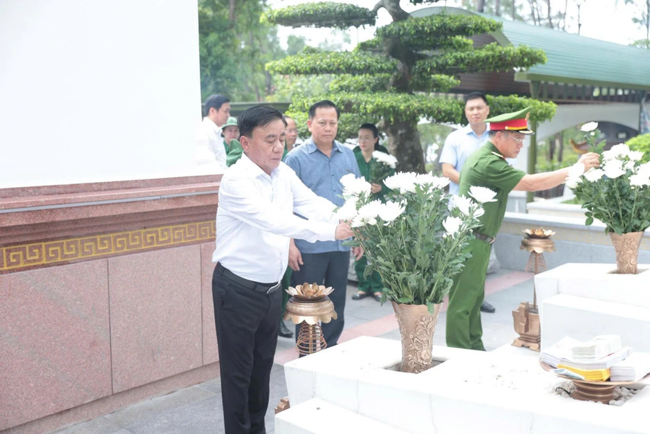 Thường trực Ban Bí thư Trần Cẩm Tú dâng hương tưởng niệm Chủ tịch Hồ Chí Minh và tri ân các Anh hùng liệt sĩ Thường trực Ban Bí thư Trần Cẩm Tú dâng hương tưởng niệm Chủ tịch Hồ Chí Minh và tri ân các Anh hùng liệt sĩ