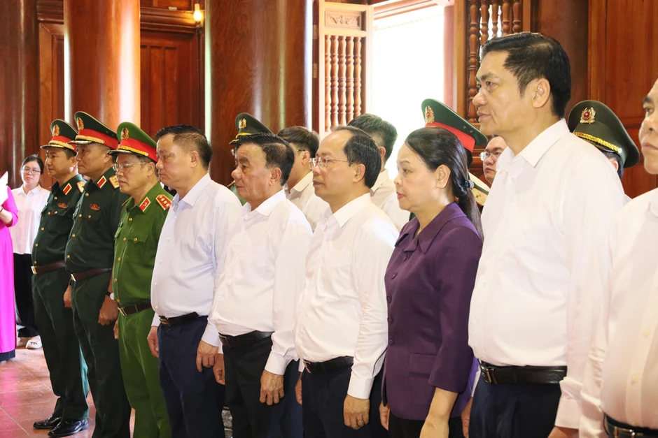 Thường trực Ban Bí thư Trần Cẩm Tú dâng hương tưởng niệm Chủ tịch Hồ Chí Minh và tri ân các Anh hùng liệt sĩ Thường trực Ban Bí thư Trần Cẩm Tú dâng hương tưởng niệm Chủ tịch Hồ Chí Minh và tri ân các Anh hùng liệt sĩ