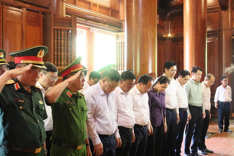 Thường trực Ban Bí thư Trần Cẩm Tú dâng hương tưởng niệm Chủ tịch Hồ Chí Minh và tri ân các Anh hùng liệt sĩ Thường trực Ban Bí thư Trần Cẩm Tú dâng hương tưởng niệm Chủ tịch Hồ Chí Minh và tri ân các Anh hùng liệt sĩ