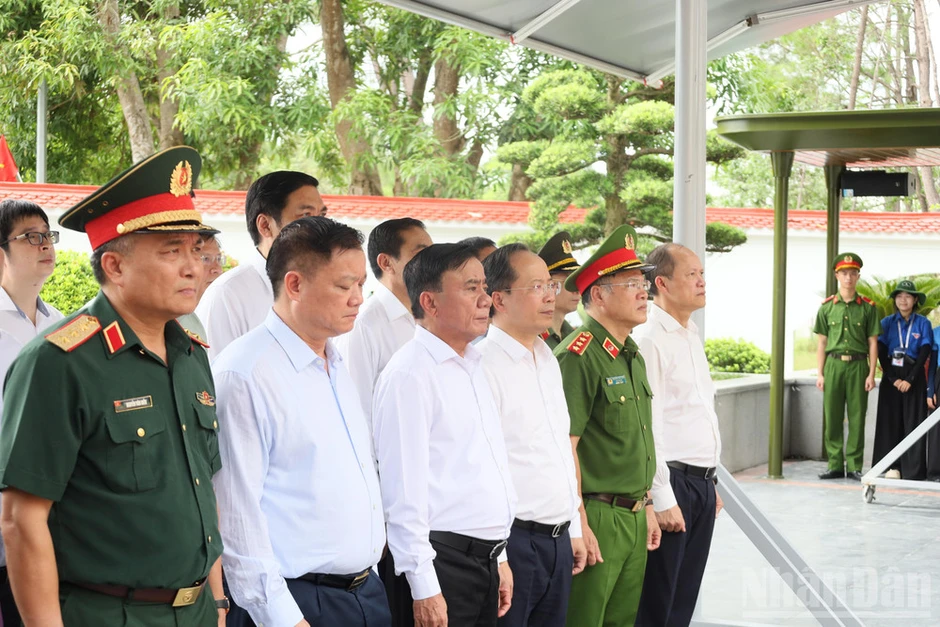 Thường trực Ban Bí thư Trần Cẩm Tú dâng hương tưởng niệm Chủ tịch Hồ Chí Minh và tri ân các Anh hùng liệt sĩ Thường trực Ban Bí thư Trần Cẩm Tú dâng hương tưởng niệm Chủ tịch Hồ Chí Minh và tri ân các Anh hùng liệt sĩ