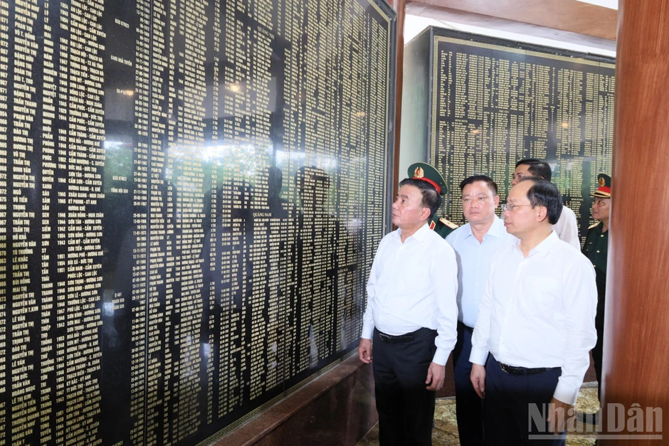 Thường trực Ban Bí thư Trần Cẩm Tú dâng hương tưởng niệm Chủ tịch Hồ Chí Minh và tri ân các Anh hùng liệt sĩ Thường trực Ban Bí thư Trần Cẩm Tú dâng hương tưởng niệm Chủ tịch Hồ Chí Minh và tri ân các Anh hùng liệt sĩ