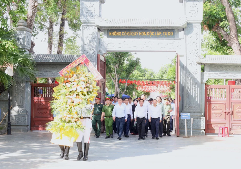 Thường trực Ban Bí thư Trần Cẩm Tú dâng hương tưởng niệm Chủ tịch Hồ Chí Minh và tri ân các Anh hùng liệt sĩ Thường trực Ban Bí thư Trần Cẩm Tú dâng hương tưởng niệm Chủ tịch Hồ Chí Minh và tri ân các Anh hùng liệt sĩ