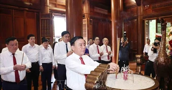 Thường trực Ban Bí thư Trần Cẩm Tú dâng hương tưởng niệm Chủ tịch Hồ Chí Minh