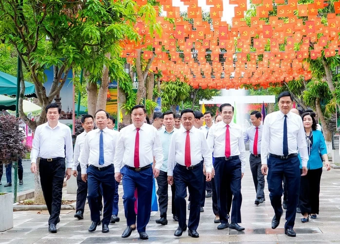 Thường trực Ban Bí thư Trần Cẩm Tú dâng hương tưởng niệm Chủ tịch Hồ Chí Minh Thường trực Ban Bí thư Trần Cẩm Tú dâng hương tưởng niệm Chủ tịch Hồ Chí Minh
