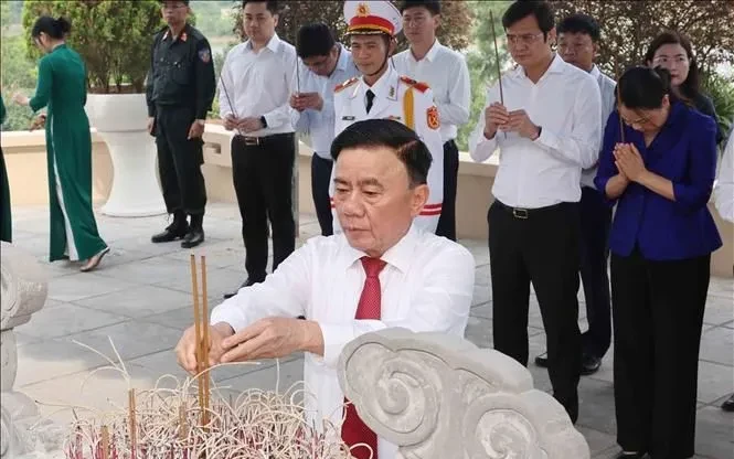 Thường trực Ban Bí thư Trần Cẩm Tú dâng hương tưởng niệm Tổng Bí thư Trần Phú tại Hà Tĩnh Thường trực Ban Bí thư Trần Cẩm Tú dâng hương tưởng niệm Tổng Bí thư Trần Phú tại Hà Tĩnh