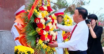 Thường trực Ban Bí thư Trần Cẩm Tú dâng hương tưởng niệm Tổng Bí thư Trần Phú và các Anh hùng liệt sĩ tại Hà Tĩnh