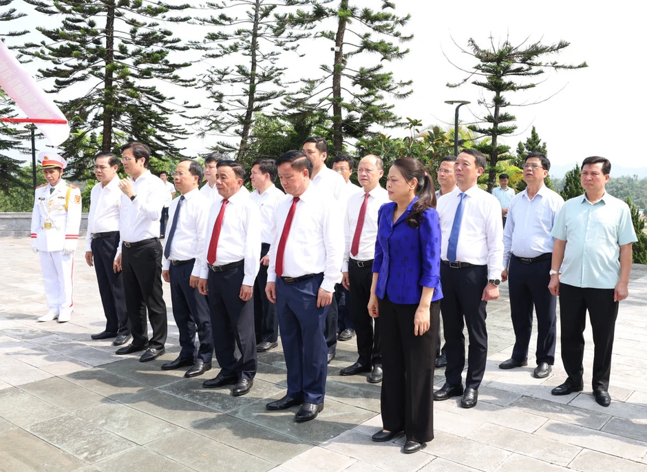 Thường trực Ban Bí thư Trần Cẩm Tú dâng hương tưởng niệm Tổng Bí thư Trần Phú và các Anh hùng liệt sĩ tại Hà Tĩnh Thường trực Ban Bí thư Trần Cẩm Tú dâng hương tưởng niệm Tổng Bí thư Trần Phú và các Anh hùng liệt sĩ tại Hà Tĩnh