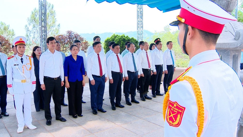 Thường trực Ban Bí thư Trần Cẩm Tú dâng hương tưởng niệm Tổng Bí thư Trần Phú và các Anh hùng liệt sĩ tại Hà Tĩnh Thường trực Ban Bí thư Trần Cẩm Tú dâng hương tưởng niệm Tổng Bí thư Trần Phú và các Anh hùng liệt sĩ tại Hà Tĩnh