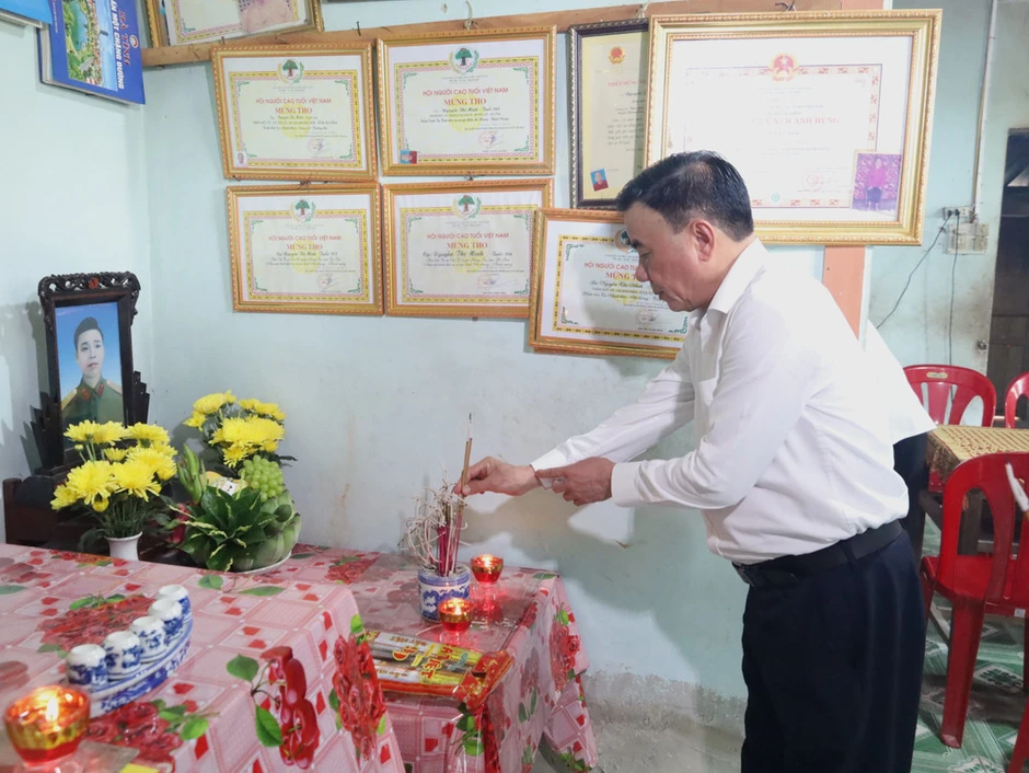 Thường trực Ban Bí thư Trần Cẩm Tú dâng hương tưởng niệm Tổng Bí thư Trần Phú và các Anh hùng liệt sĩ tại Hà Tĩnh Thường trực Ban Bí thư Trần Cẩm Tú dâng hương tưởng niệm Tổng Bí thư Trần Phú và các Anh hùng liệt sĩ tại Hà Tĩnh