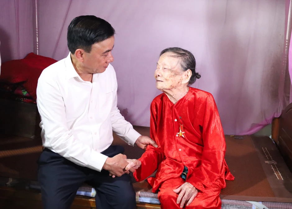 Thường trực Ban Bí thư Trần Cẩm Tú dâng hương tưởng niệm Tổng Bí thư Trần Phú và các Anh hùng liệt sĩ tại Hà Tĩnh Thường trực Ban Bí thư Trần Cẩm Tú dâng hương tưởng niệm Tổng Bí thư Trần Phú và các Anh hùng liệt sĩ tại Hà Tĩnh
