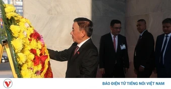 Thường trực Ban Bí thư Trần Cẩm Tú đặt vòng hoa tại Đài Độc lập Campuchia