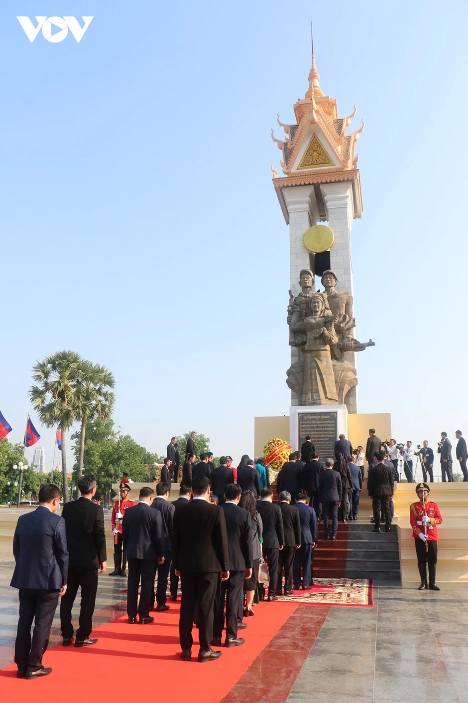 Thường trực Ban Bí thư Trần Cẩm Tú đặt vòng hoa tại Đài Độc lập Campuchia Thường trực Ban Bí thư Trần Cẩm Tú đặt vòng hoa tại Đài Độc lập Campuchia