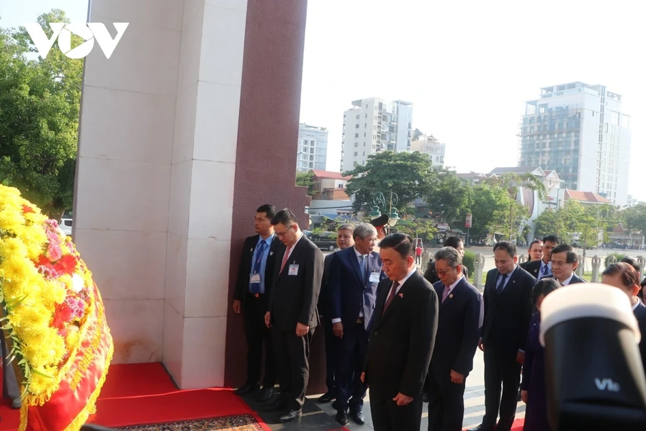 Thường trực Ban Bí thư Trần Cẩm Tú đặt vòng hoa tại Đài Độc lập Campuchia Thường trực Ban Bí thư Trần Cẩm Tú đặt vòng hoa tại Đài Độc lập Campuchia