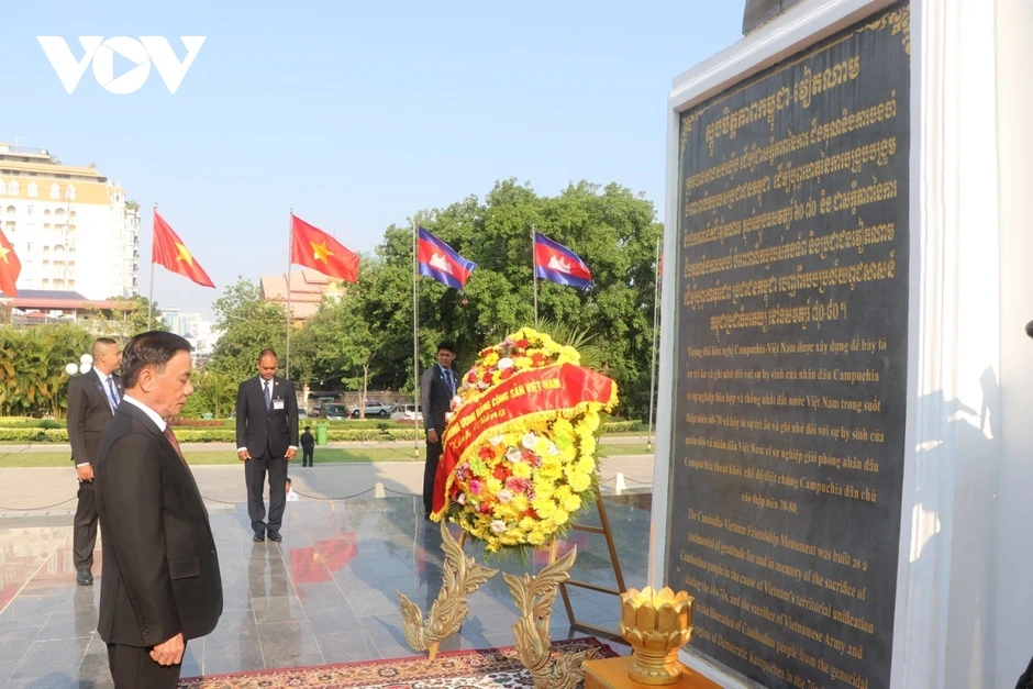 Thường trực Ban Bí thư Trần Cẩm Tú đặt vòng hoa tại Đài Độc lập Campuchia Thường trực Ban Bí thư Trần Cẩm Tú đặt vòng hoa tại Đài Độc lập Campuchia