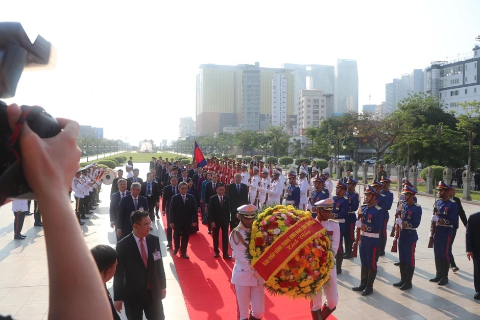 Thường trực Ban Bí thư Trần Cẩm Tú đặt vòng hoa tại Đài Độc lập Campuchia Thường trực Ban Bí thư Trần Cẩm Tú đặt vòng hoa tại Đài Độc lập Campuchia