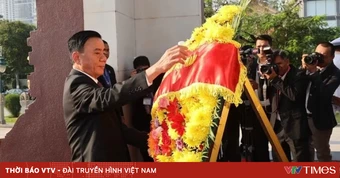 Thường trực Ban Bí thư Trần Cẩm Tú đặt vòng hoa tưởng niệm tại Campuchia