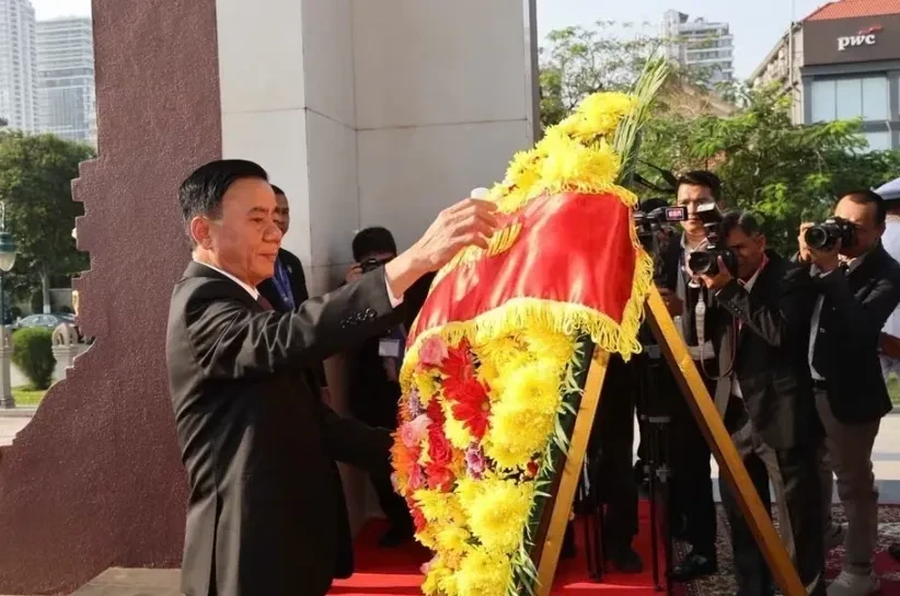 Thường trực Ban Bí thư Trần Cẩm Tú đặt vòng hoa tưởng niệm tại Campuchia Thường trực Ban Bí thư Trần Cẩm Tú đặt vòng hoa tưởng niệm tại Campuchia