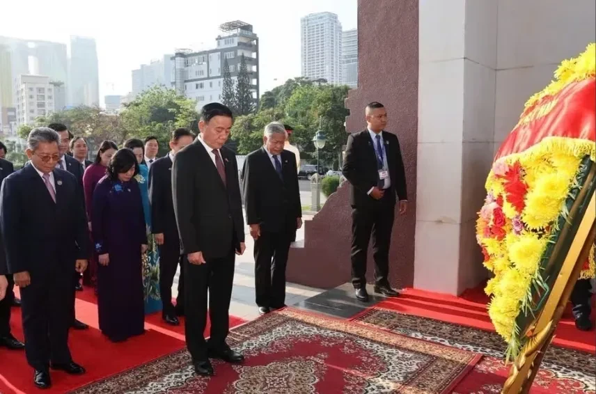 Thường trực Ban Bí thư Trần Cẩm Tú đặt vòng hoa tưởng niệm tại Campuchia Thường trực Ban Bí thư Trần Cẩm Tú đặt vòng hoa tưởng niệm tại Campuchia