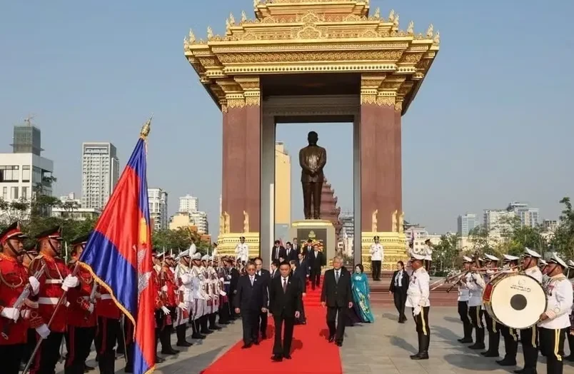 Thường trực Ban Bí thư Trần Cẩm Tú đặt vòng hoa tưởng niệm tại Campuchia Thường trực Ban Bí thư Trần Cẩm Tú đặt vòng hoa tưởng niệm tại Campuchia