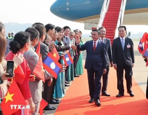 Thường trực Ban Bí thư Trần Cẩm Tú đến Vientiane, bắt đầu thăm chính thức Lào