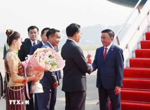 Thường trực Ban Bí thư Trần Cẩm Tú đến Vientiane, bắt đầu thăm chính thức Lào