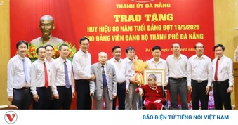 Thường trực Ban Bí thư Trần Cẩm Tú dự lễ trao tặng Huy hiệu 80 năm tuổi Đảng