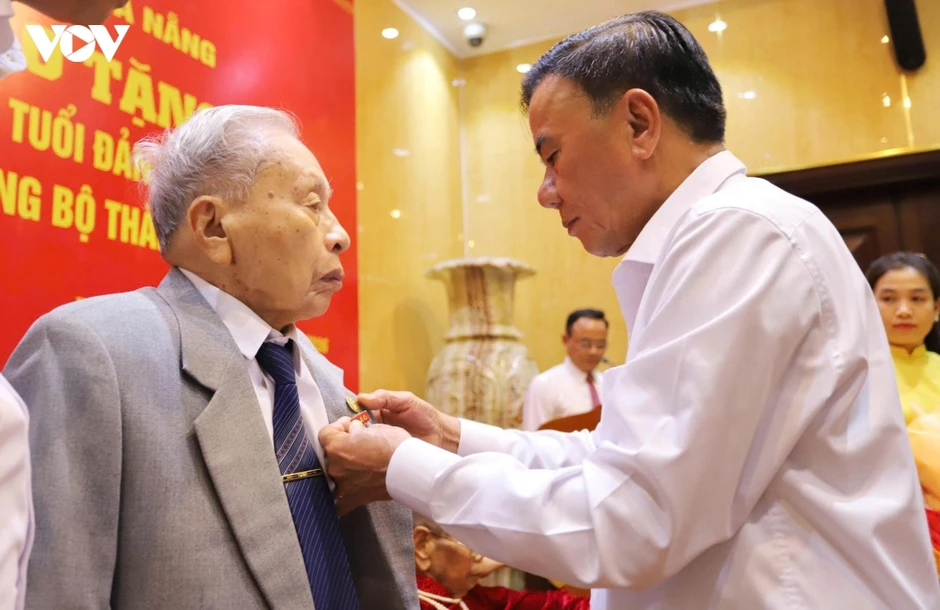 Thường trực Ban Bí thư Trần Cẩm Tú dự lễ trao tặng Huy hiệu 80 năm tuổi Đảng Thường trực Ban Bí thư Trần Cẩm Tú dự lễ trao tặng Huy hiệu 80 năm tuổi Đảng