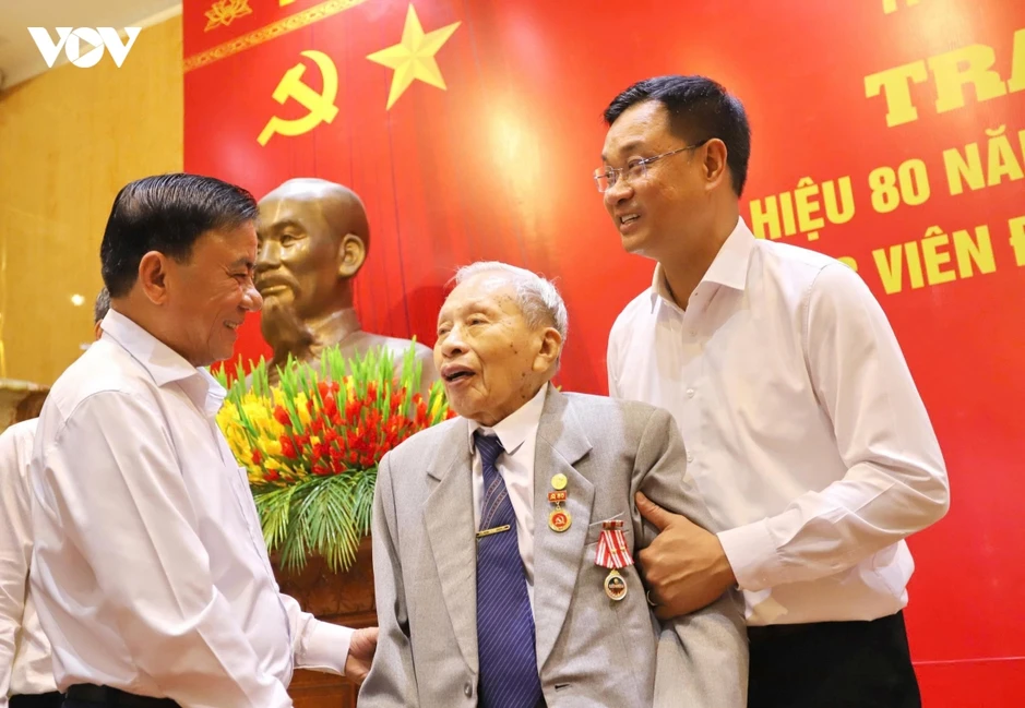 Thường trực Ban Bí thư Trần Cẩm Tú dự lễ trao tặng Huy hiệu 80 năm tuổi Đảng Thường trực Ban Bí thư Trần Cẩm Tú dự lễ trao tặng Huy hiệu 80 năm tuổi Đảng