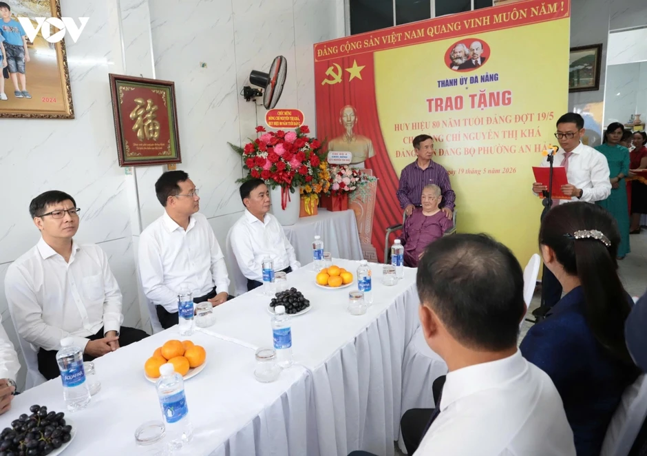 Thường trực Ban Bí thư Trần Cẩm Tú dự lễ trao tặng Huy hiệu 80 năm tuổi Đảng Thường trực Ban Bí thư Trần Cẩm Tú dự lễ trao tặng Huy hiệu 80 năm tuổi Đảng