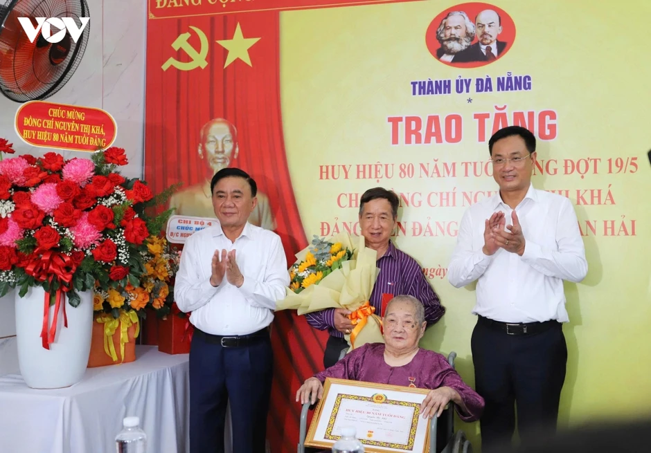 Thường trực Ban Bí thư Trần Cẩm Tú dự lễ trao tặng Huy hiệu 80 năm tuổi Đảng Thường trực Ban Bí thư Trần Cẩm Tú dự lễ trao tặng Huy hiệu 80 năm tuổi Đảng