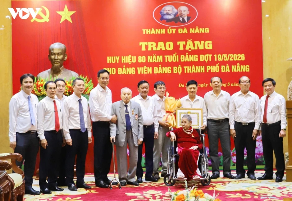 Thường trực Ban Bí thư Trần Cẩm Tú dự lễ trao tặng Huy hiệu 80 năm tuổi Đảng Thường trực Ban Bí thư Trần Cẩm Tú dự lễ trao tặng Huy hiệu 80 năm tuổi Đảng