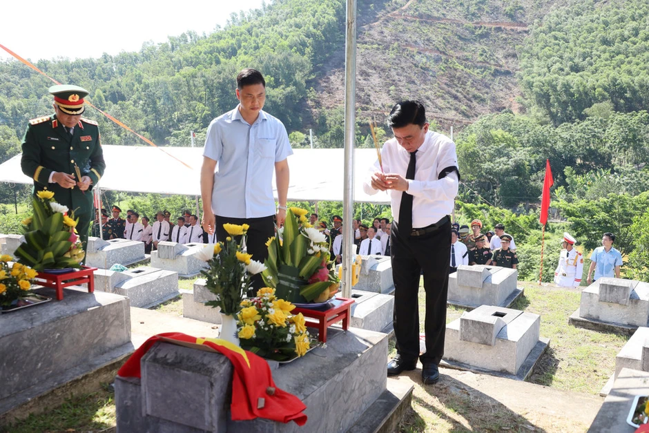 Thường trực Ban Bí thư Trần Cẩm Tú dự Lễ truy điệu và an táng hài cốt các liệt sĩ tại Hà Tĩnh Thường trực Ban Bí thư Trần Cẩm Tú dự Lễ truy điệu và an táng hài cốt các liệt sĩ tại Hà Tĩnh