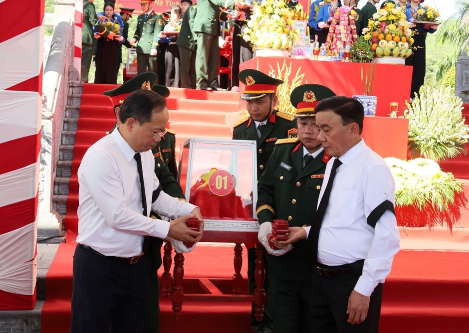 Thường trực Ban Bí thư Trần Cẩm Tú dự Lễ truy điệu và an táng hài cốt các liệt sĩ tại Hà Tĩnh Thường trực Ban Bí thư Trần Cẩm Tú dự Lễ truy điệu và an táng hài cốt các liệt sĩ tại Hà Tĩnh
