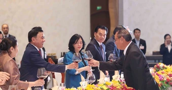 Thường trực Ban Bí thư Trần Cẩm Tú dự tiệc chiêu đãi trọng thể tại Lào
