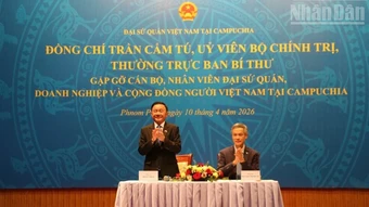 Thường trực Ban Bí thư Trần Cẩm Tú gặp gỡ cán bộ, nhân viên Đại sứ quán và cộng đồng người Việt Nam tại Campuchia