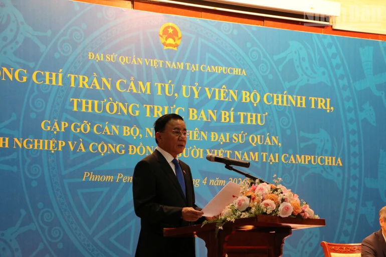 Thường trực Ban Bí thư Trần Cẩm Tú gặp gỡ cán bộ, nhân viên Đại sứ quán và cộng đồng người Việt Nam tại Campuchia Thường trực Ban Bí thư Trần Cẩm Tú gặp gỡ cán bộ, nhân viên Đại sứ quán và cộng đồng người Việt Nam tại Campuchia