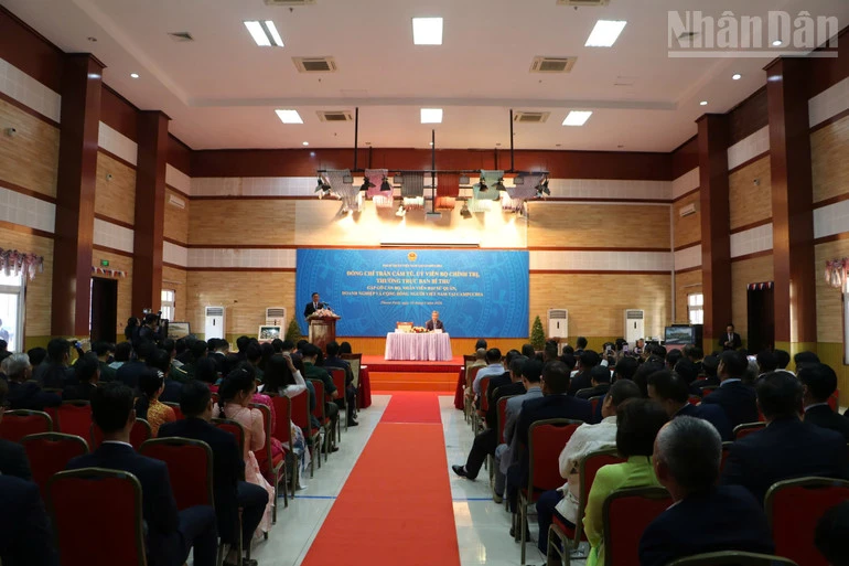 Thường trực Ban Bí thư Trần Cẩm Tú gặp gỡ cán bộ, nhân viên Đại sứ quán và cộng đồng người Việt Nam tại Campuchia Thường trực Ban Bí thư Trần Cẩm Tú gặp gỡ cán bộ, nhân viên Đại sứ quán và cộng đồng người Việt Nam tại Campuchia