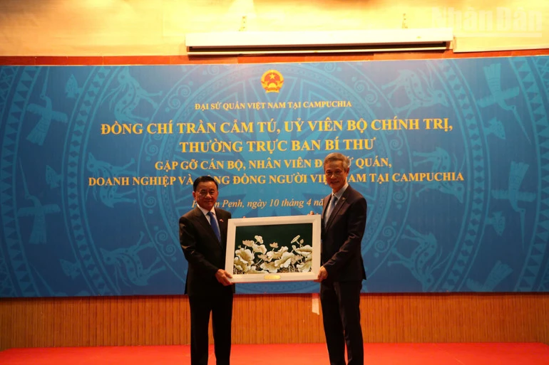 Thường trực Ban Bí thư Trần Cẩm Tú gặp gỡ cán bộ, nhân viên Đại sứ quán và cộng đồng người Việt Nam tại Campuchia Thường trực Ban Bí thư Trần Cẩm Tú gặp gỡ cán bộ, nhân viên Đại sứ quán và cộng đồng người Việt Nam tại Campuchia